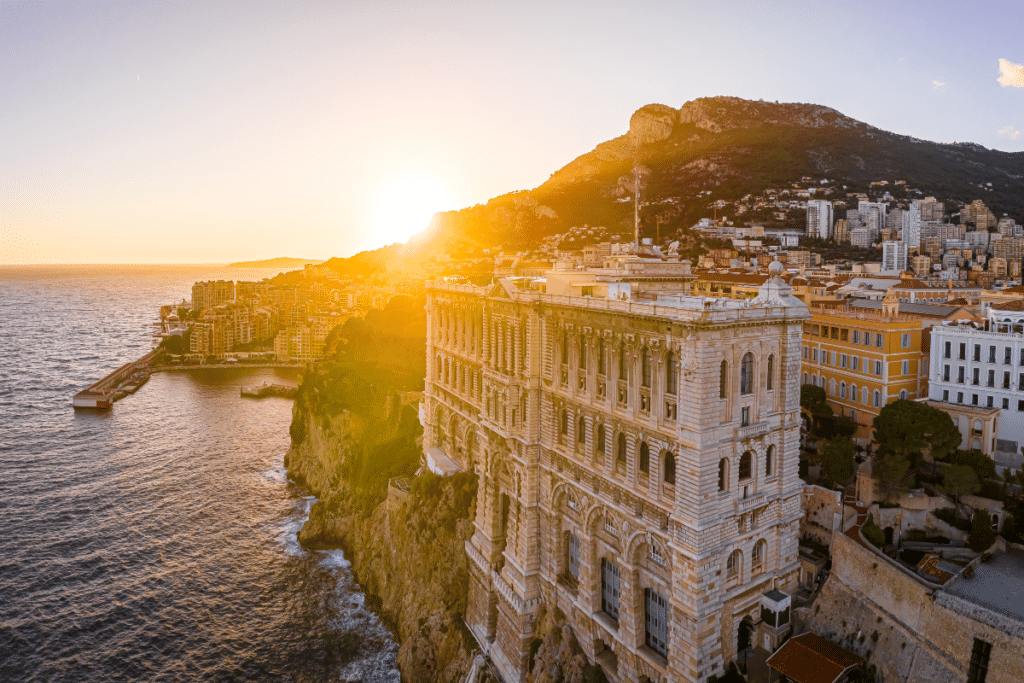 Vue couchée de soleil du musée océanographique de Monaco