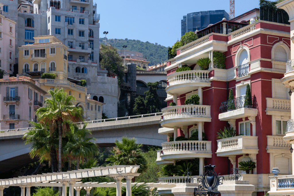 Élégante architecture résidentielle à Monte-Carlo Monaco, avec des immeubles d'appartements méditerranéens luxueux